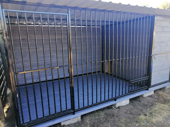 Kojec grafitowy z pomieszczeniem